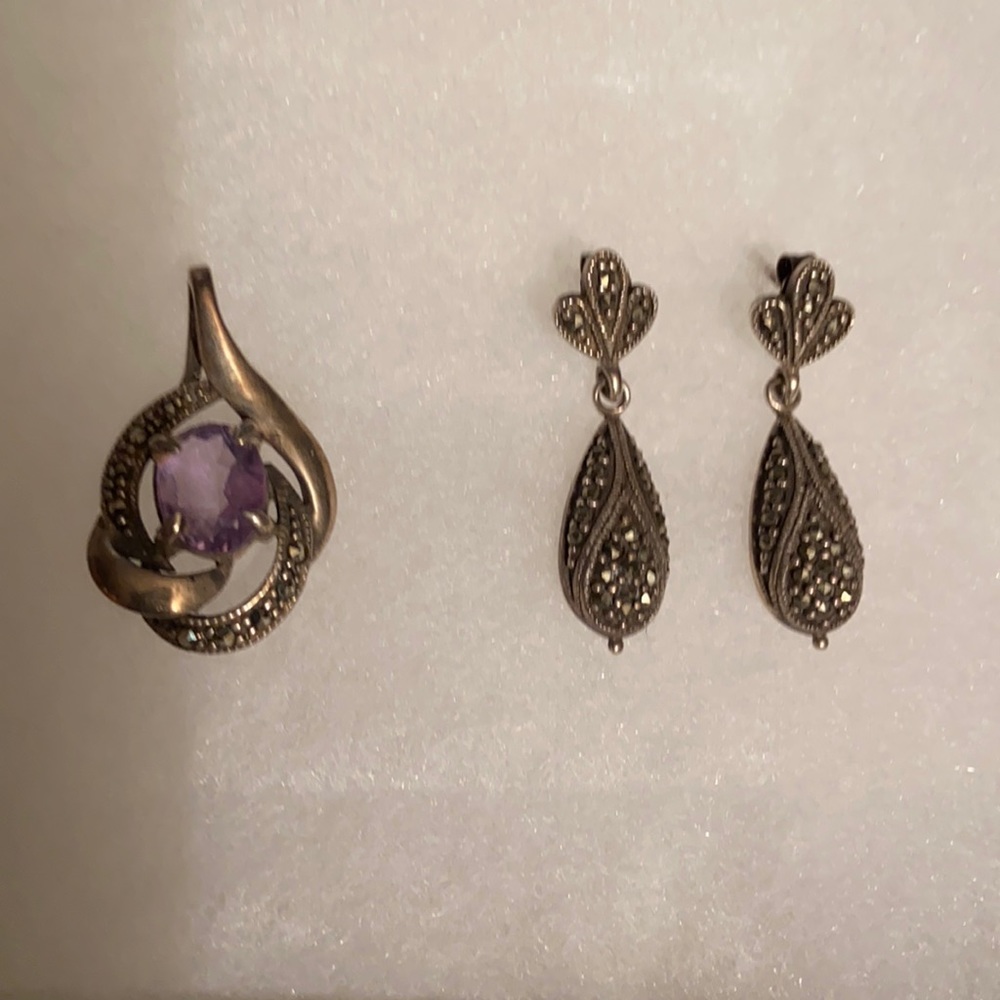 Set of 925 silver earrings and a matching gemstone pendant